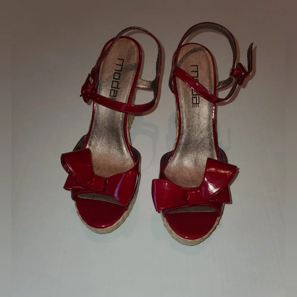 Moda Spana Red Patent Wedge Sandals Sz 10